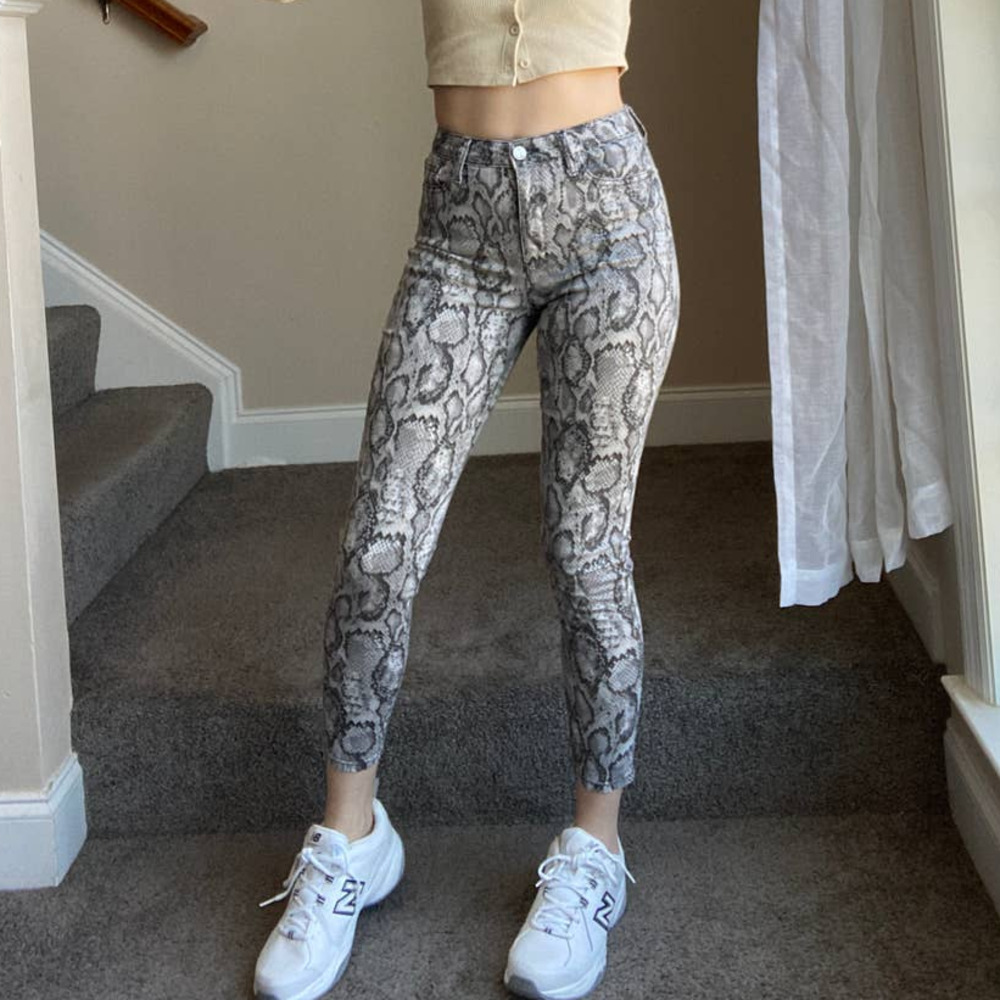 Tinseltown gray/white snake print high waisted jeans